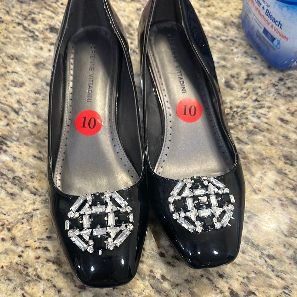 Adrienne Vittadini Black Heeled Shoes with Elegant Design